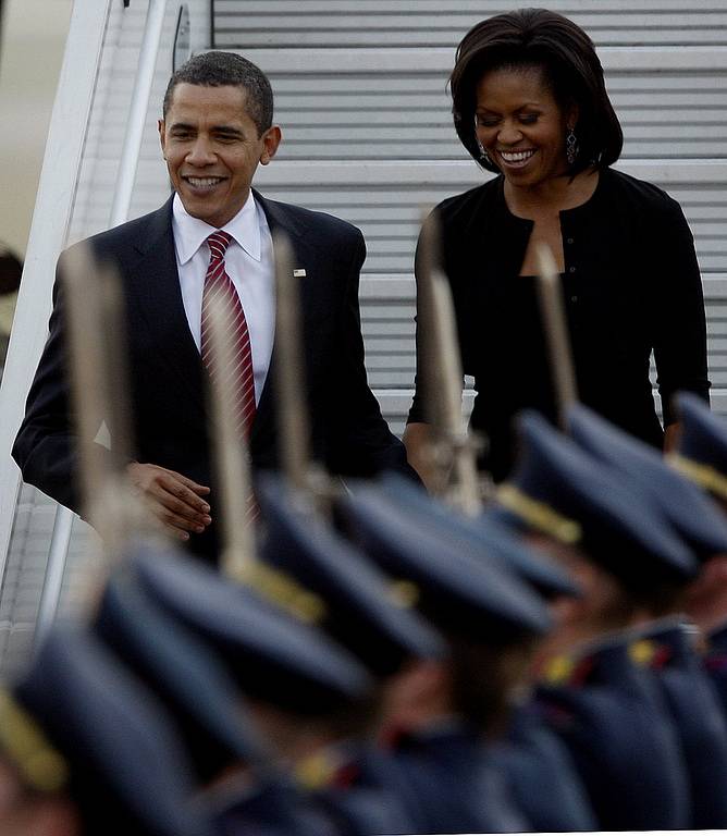 Baracka Obama s chotí přivítala na ruzyňském letišti i čestná garda.