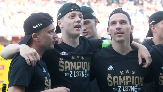 Sparťané na závěr sezony podlehli Plzni, ale to nic neměnilo na tom, že po zápase dostali mistrovský pohár a zlaté medaile na krk