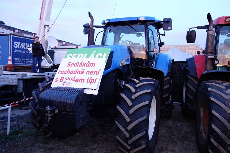 Demonstraci na Letné 16. listopadu 2019 podpořili také sedláci, kteří přijeli do Prahy s traktory.