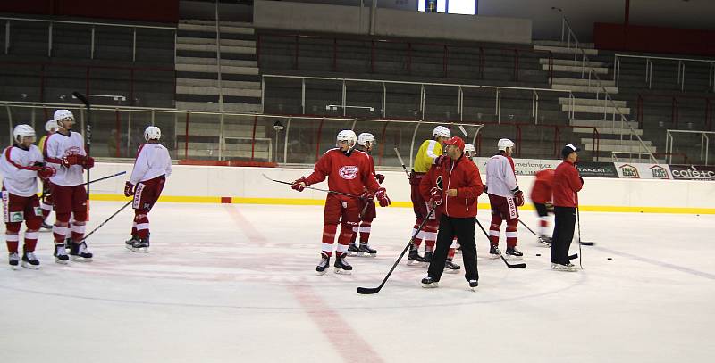 Hokejisté Slavie Praha jsou od neděle na ledě a zahájili tak finální část letní přípravy.