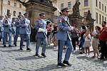 Hradní stráž v dobových uniformách na Pražském hradě.