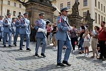 Hradní stráž v dobových uniformách na Pražském hradě.