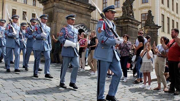 Hradní stráž v dobových uniformách na Pražském hradě.