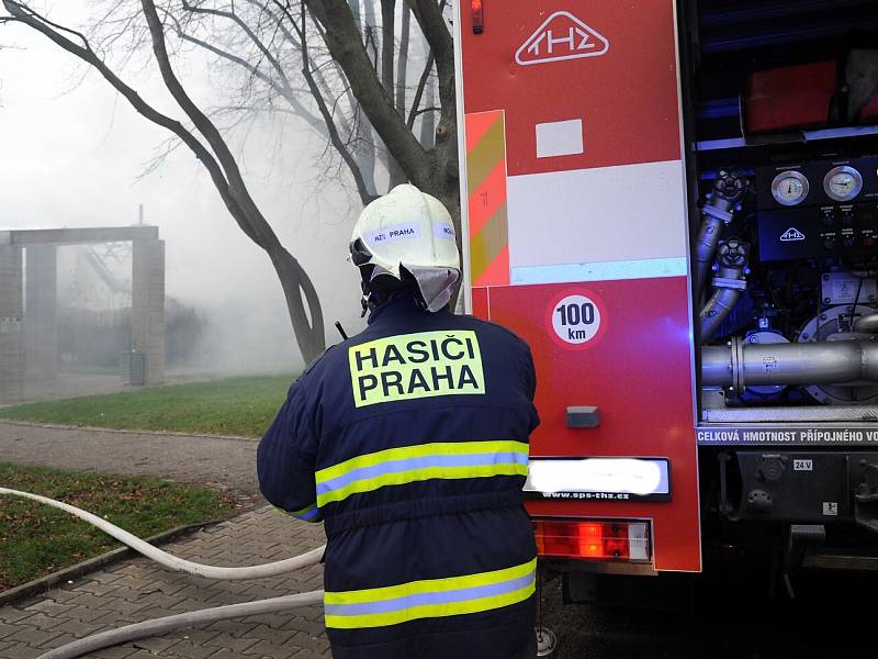 Požár chaty v Čakovické ulici na Praze 9.