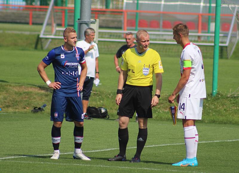 Fotbalisté Slavie za zavřenými dveřmi tréninkového areálu v Edenu odehráli generálku s druholigovou Líšní. A ta favorita překvapivě porazila 4:2!