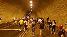 Lidé míří Letenským tunelem na demonstraci