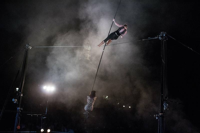 Festival adrenalinově zahájila provazochodkyně Johanne Humblet, která na Open Air scéně vysoko nad hlavami diváků zdolává jeden risk za druhým. Za své vystoupení sklidila bouřlivý potlesk, diváků sedících na zemi v trávě arény pod širým nebem. Vystoupení 