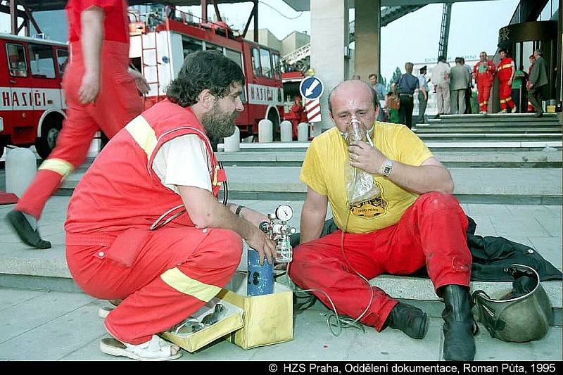 Při požáru pražského hotelu Olympik zemřelo 26. 5. 1995 osm lidí.