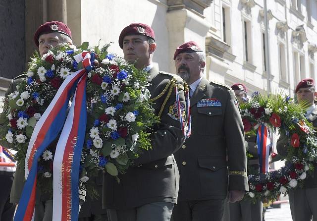 Atentátníci na říského protektora Reinharda Heydricha mají nový památník v Resslově ulici před kostelem.