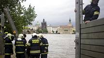 Na třeti povodňový stupeň vystoupala 2. června hladina Vltavy v Praze. Na Kampě se začaly stavět protipovodňové zábrany.