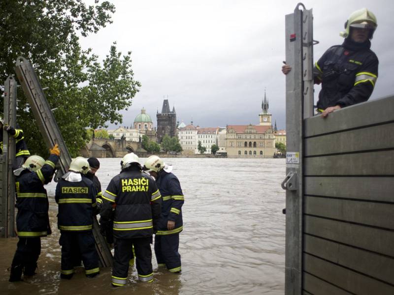 Na třeti povodňový stupeň vystoupala 2. června hladina Vltavy v Praze. Na Kampě se začaly stavět protipovodňové zábrany.