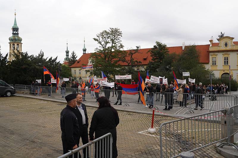 Demonstrace proti agresi Ázerbájdžánu na území Arménie před budovou ministerstva zahraničí na Loretánském náměstí v Praze.