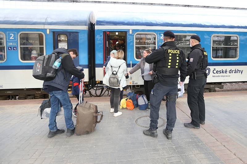 Vlak s uprchlíky z Ukrajiny přijel z Bohumína ve středu po osmé hodině ráno. Praha, Hlavní nádraží.