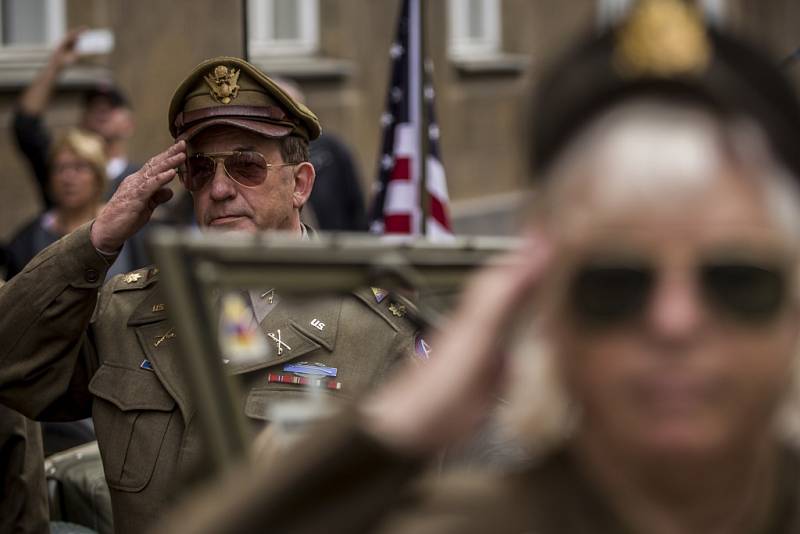 Historická vozidla, která tvoří Konvoj osvobození, se v pátek 24. dubna 2015 sjela před americké velvyslanectví v Praze a poté se vydala na cestu po západních Čechách, které v roce 1945 osvobodila americká armáda.