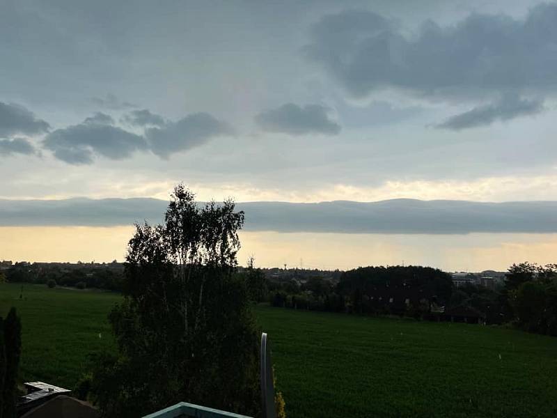 Unikátní mrak v čele bouřkové oblačnosti zvaný roll cloud. Dolní Břežany 20. června 2022.