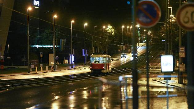 Noční tramvaj. Ilustrační foto.