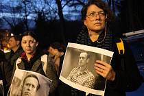 Z pietního shromáždění po smrti ruského opozičního vůdce Alexeje Navalného na náměstí Borise Němcova v Praze.