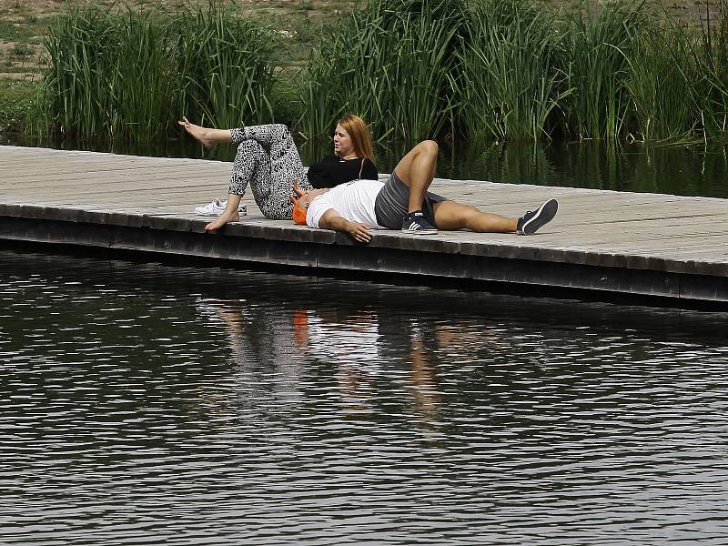 Nové rybníky ve Stromovce lákají ke koupání a to i přes zákaz.