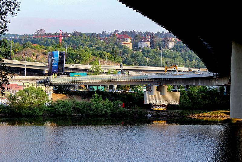 Bourání nájezdu na Barrandovský most ze Strakonické ulice.