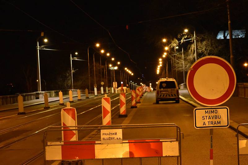 Zatěžovací zkoušky Libeňského mostu 14. března 2020.