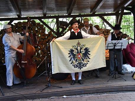 Na pražském Žižkově slavili 100 let od založení Československa v hospodě U Vystřelenýho oka.