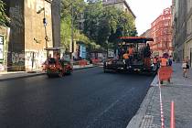 Rekonstruovaná ulice Husitská na pražském Žižkově pomalu dostává novou tvář. Termín dokončení je 25. listopadu.