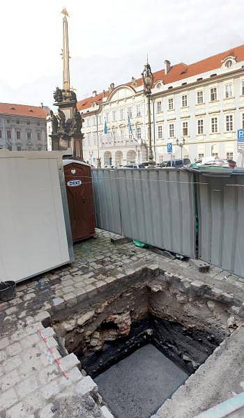 Archeologický průzkum na Malostranském náměstí.