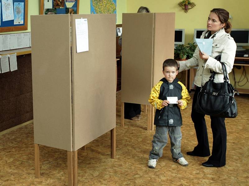 Volby do Poslanecké sněmovny 25. října v ZŠ Jarov, Praha 3 Žižkov. 