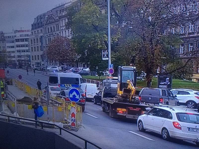 BOMBA? Policejní pyrotechnik pomocí speciálního vozítka zasahuje u nálezu podezřelého zavazadla u Národního muzea v Praze.