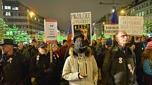 Lidé demonstrují 17. 12. 2019 na Václavském náměstí proti menšinové vládě Andreje Babiše (ANO), která má podporu komunistů. Akci pořádá spolek Milion chvilek pro demokracii.