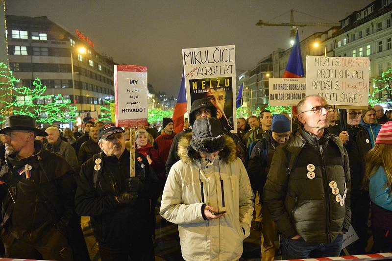 Lidé demonstrují 17. 12. 2019 na Václavském náměstí proti menšinové vládě Andreje Babiše (ANO), která má podporu komunistů. Akci pořádá spolek Milion chvilek pro demokracii.