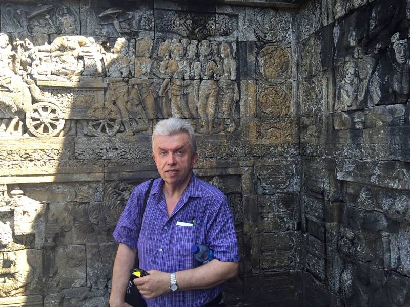 Houslový virtuóz Jaroslav Svěcený v Borobuduru, chrámovém komplexu mahájánového buddhismu v indonéském Magelangu.