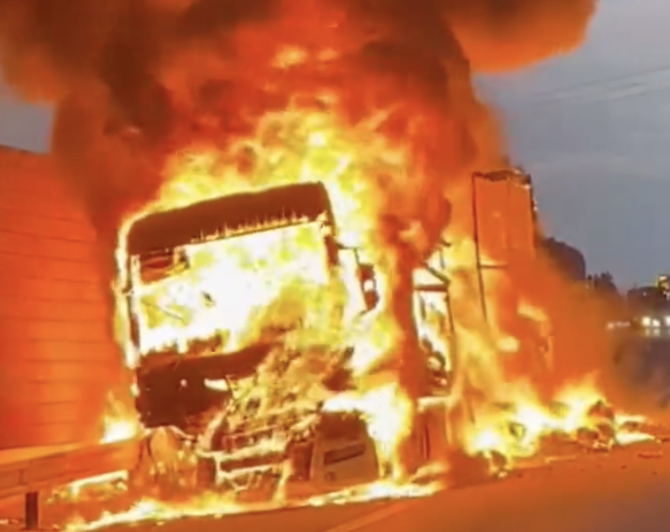 Hořící kamion na dálnici D1