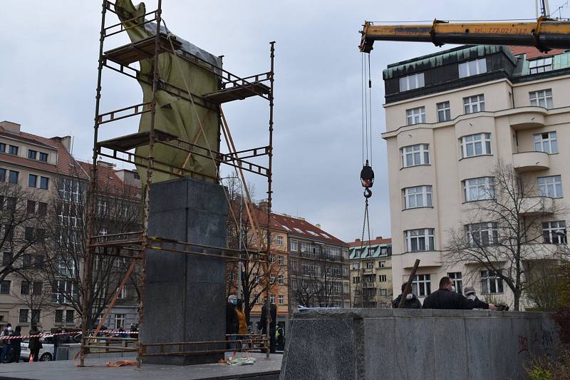 Praha 6 nechala v roce 2020 odstranit sochu sovětského maršála Koněva z náměstí Interbrigády.
