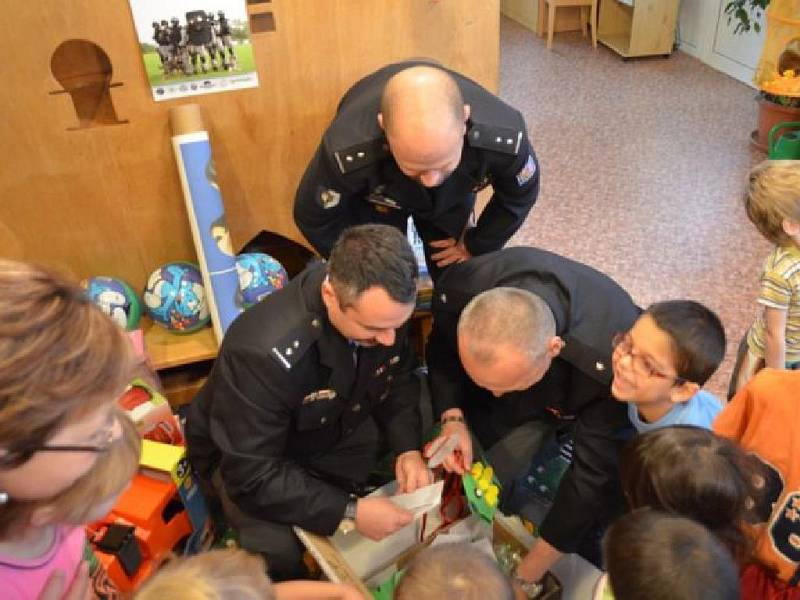 V rámci sbírek, které mezi sebou pořádali příslušníci různých pražských útvarů, se podařilo nashromáždit více než sto tisíc korun