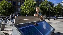 Chytrá lavička, která umí dobít mobilní zařízení, byla představena v úterý 29. září 2015 v Praze. Využívá jen solární energii a dokáže dobít telefony, tablety, čtečky, fotoaparáty, poskytnout internetové připojení či monitorovat znečištění ovzduší.