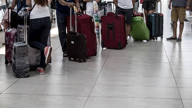 Lidé špatně balí kufry do letadla. Pozor na baterie či e-cigarety -  Děčínský deník