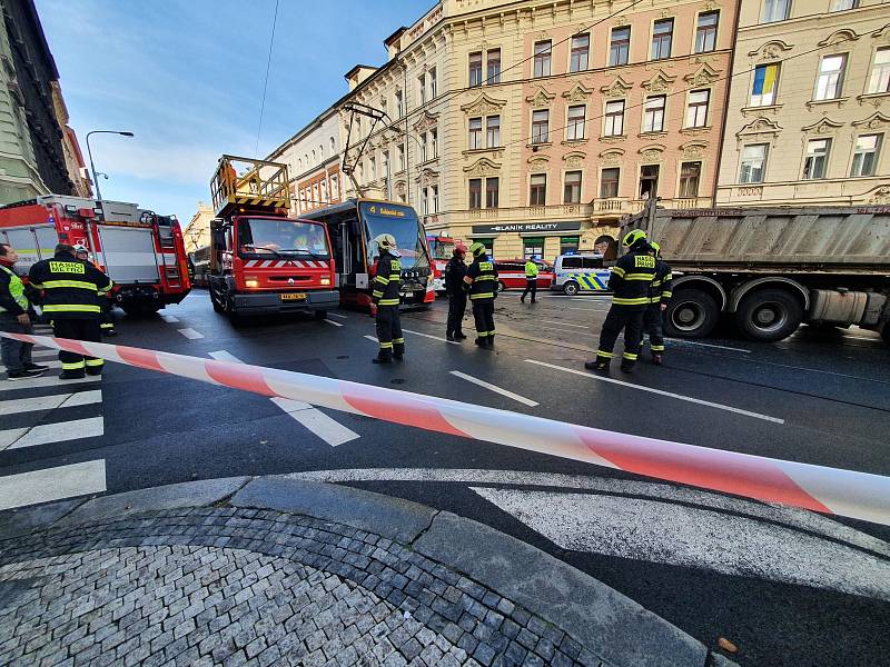 Nehoda tramvaje a nákladního vozidla ve Francouzské ulici v Praze.