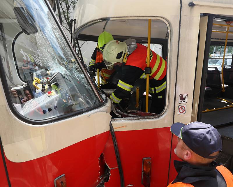 Srážka tramvají v Ječné ulici 29. června.