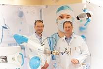 Nemocnice Vršovice slavnostně převzala robota ROSA specializovaného na operace s výměnou kolenního kloubu.