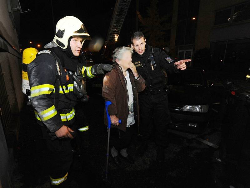 Požár pětipatrového domu v Přípotoční ulici v pražských Vršovicích.