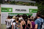 Tisíce lidí navštívili 6. července pražskou zoo. fronta, pokladna