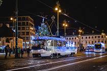 Dopravní podnik první adventní neděli rozsvítil tři vánoční tramvaje a retrobus, cestující budou vozit až do Tří králů.