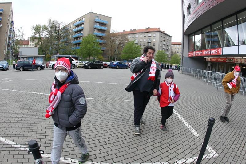 Fanoušci Slavie se scházeli u stadionu a těšili se na oslavu titulu. Dočkali se ještě před výkopem utkání s Plzní, Sparta totiž v Liberci jen remizivala.