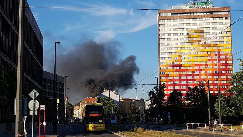 Požár skladu pneumatik v Praze 8.