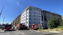Dva byty ve Strojnické ulici zachvátil po výbuchu požár.