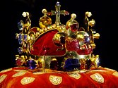 SVATOVÁCLAVSKÁ KORUNA. Podle Karla IV., který ji nechal zhotovit na svoji korunovaci, by se měla lidem ukázat pouze při význačných událostech.