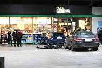 Dopravní nehoda, při které se střetla na Silvestra kolem 20. hodiny dvě osobní auta v prostoru čerpací stanice MOL v Liberecké ulici v Praze 8.
