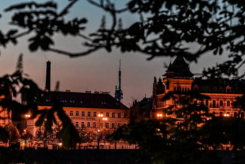 Noční Praha a východ slunce