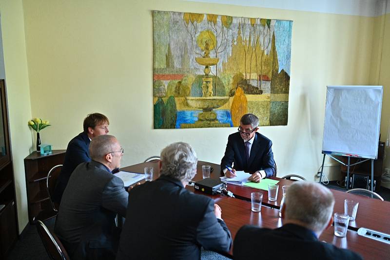 Premiér Andrej Babiš (ANO) a ministr Adam Vojtěch (ANO) podpořili nutnost investic ve VFN v Praze.